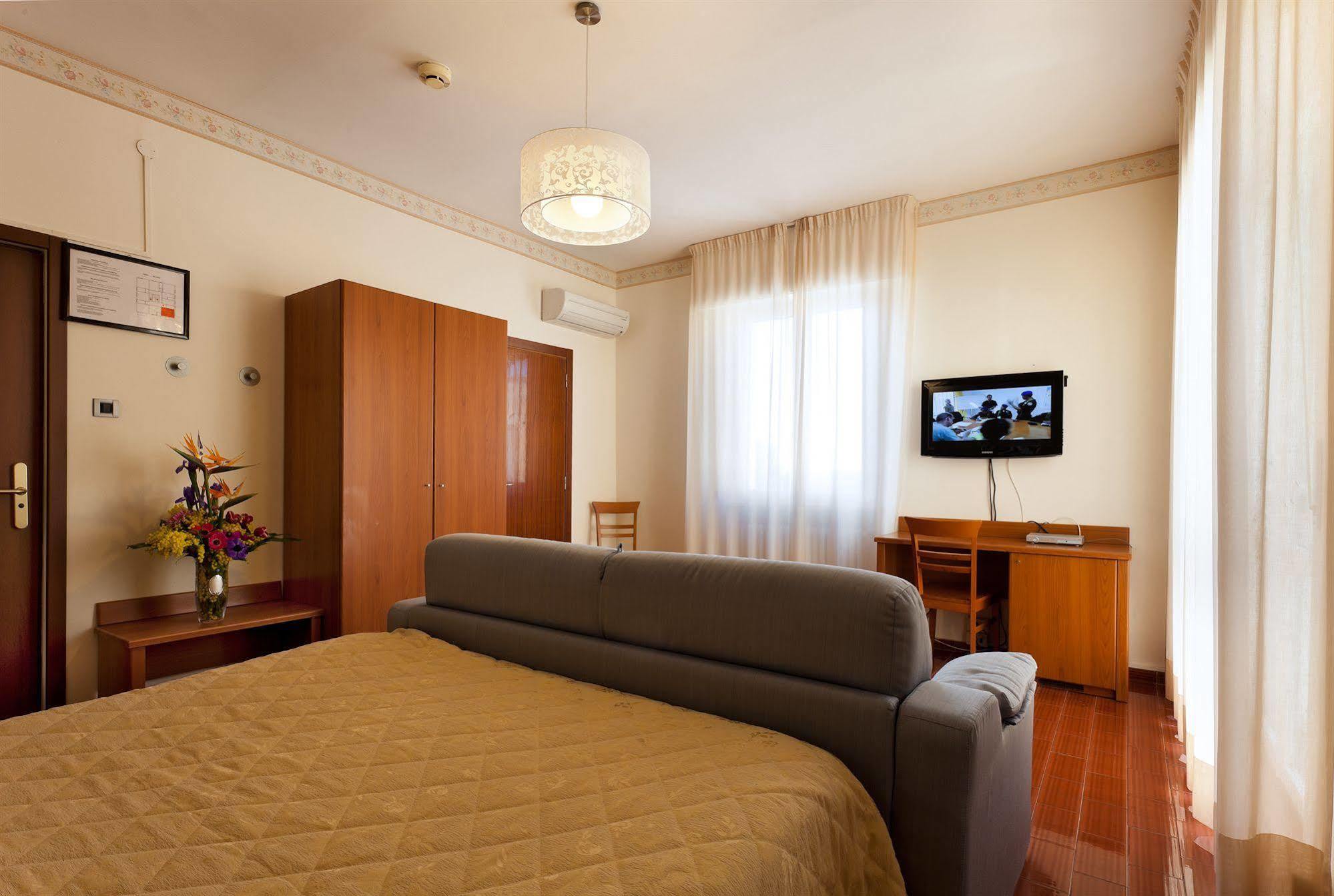 Parking Hotel Giardino Livorno Ngoại thất bức ảnh
