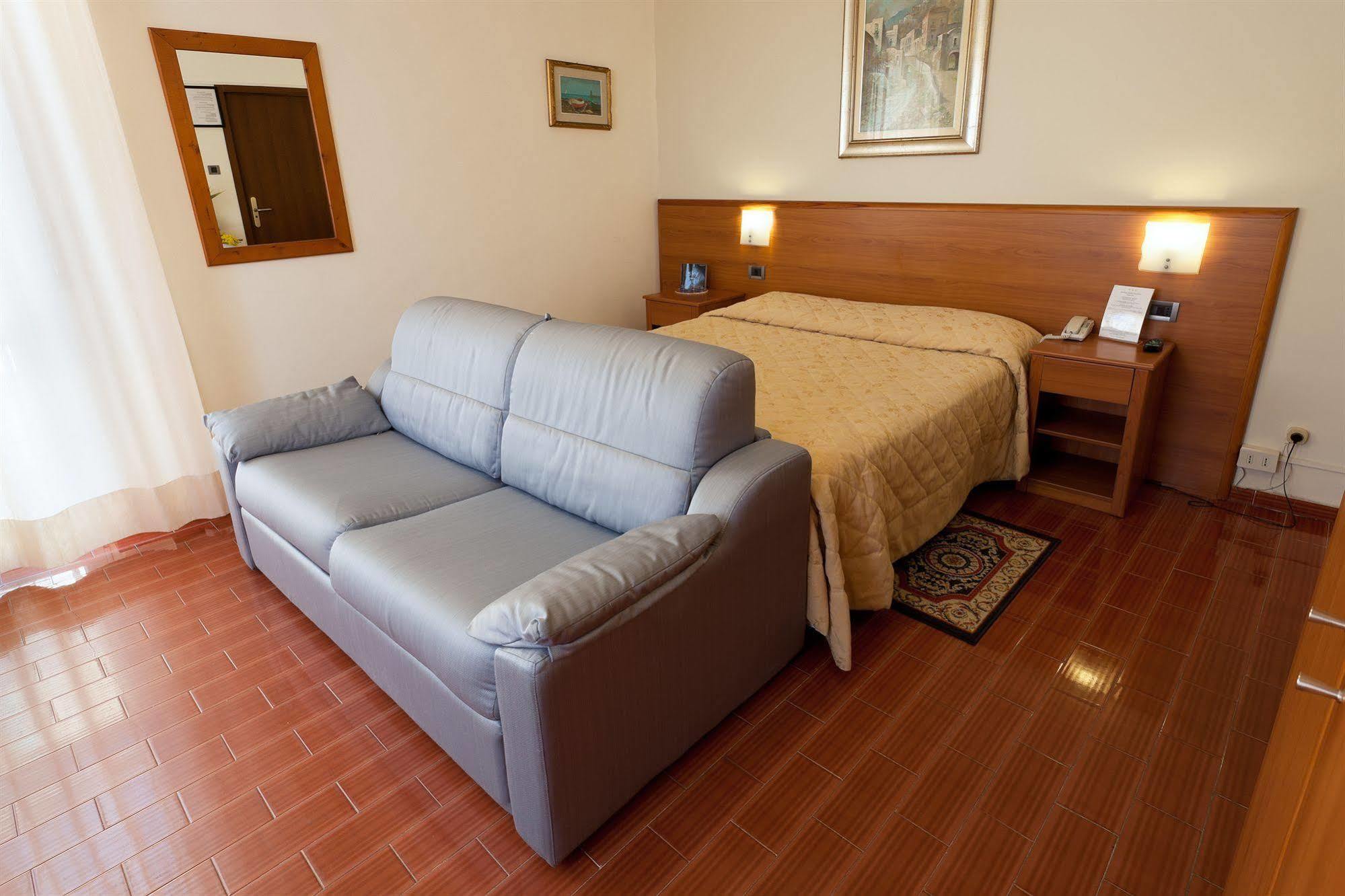Parking Hotel Giardino Livorno Ngoại thất bức ảnh