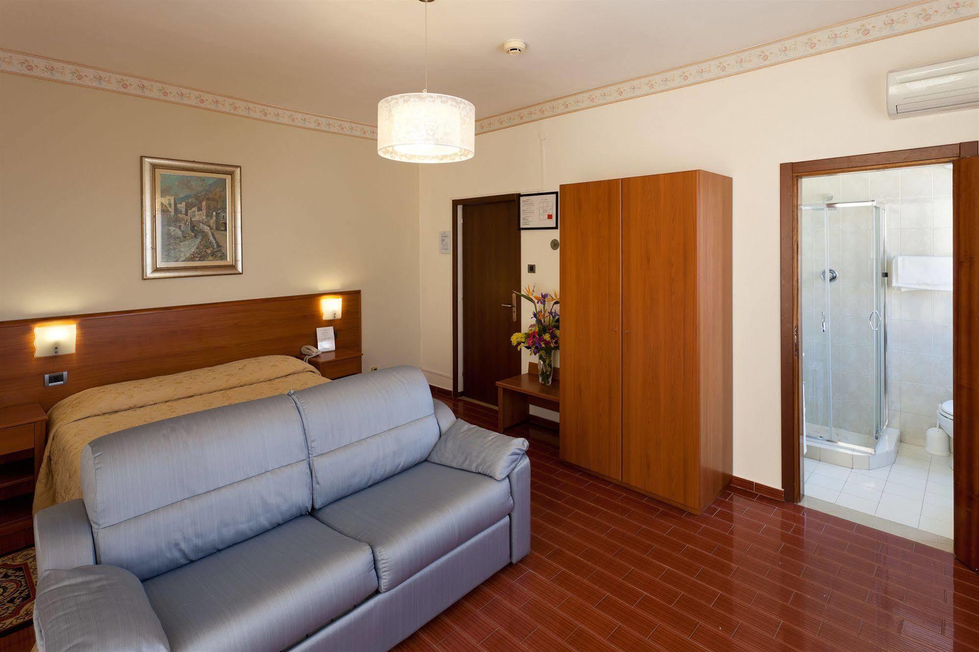 Parking Hotel Giardino Livorno Ngoại thất bức ảnh