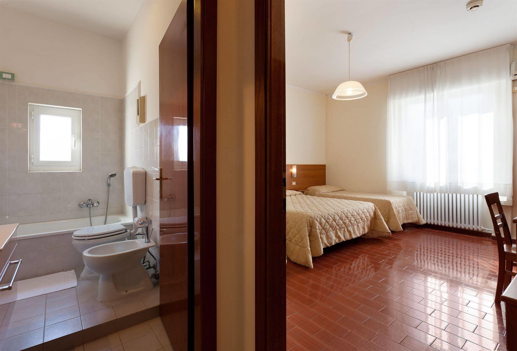 Parking Hotel Giardino Livorno Ngoại thất bức ảnh