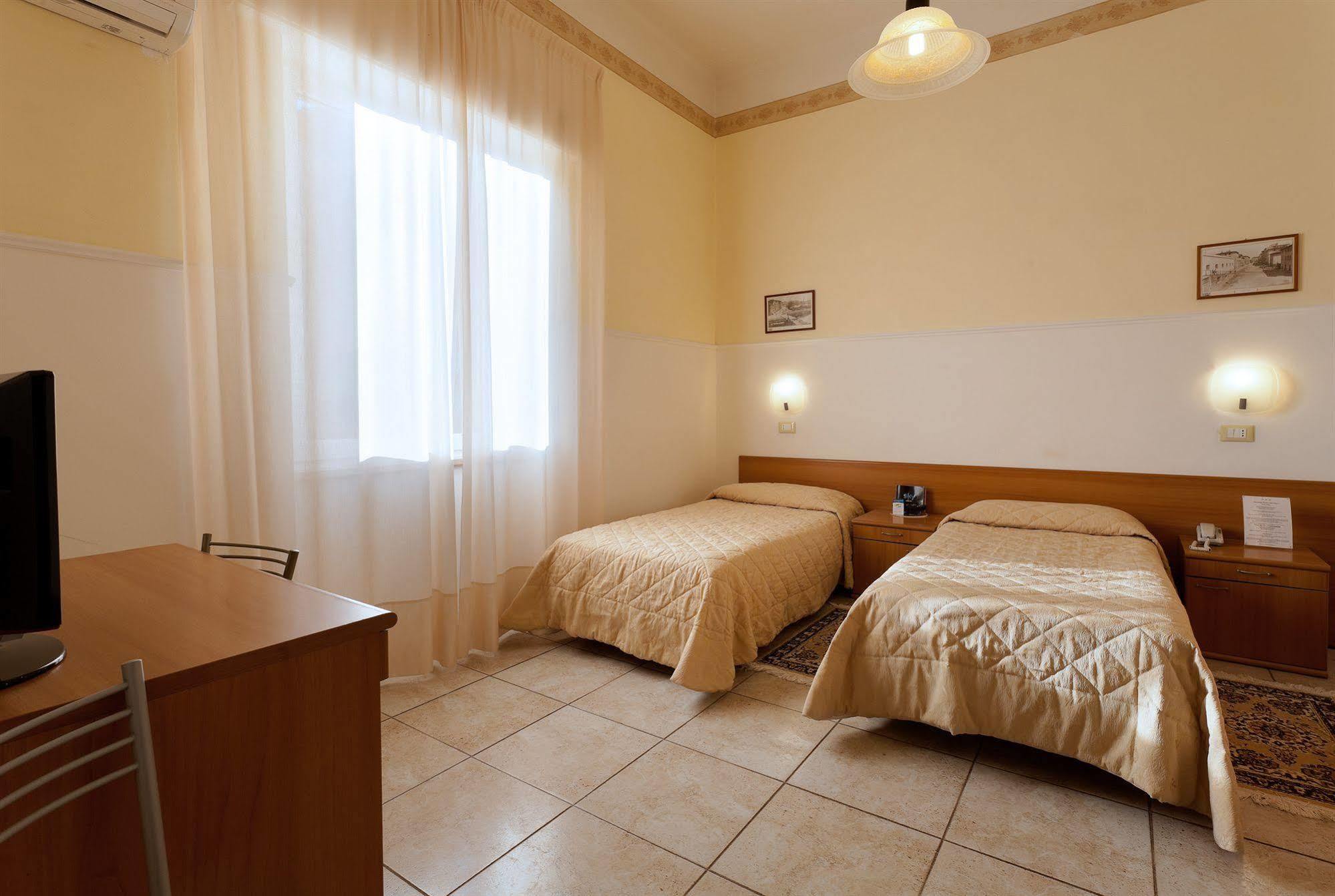 Parking Hotel Giardino Livorno Ngoại thất bức ảnh