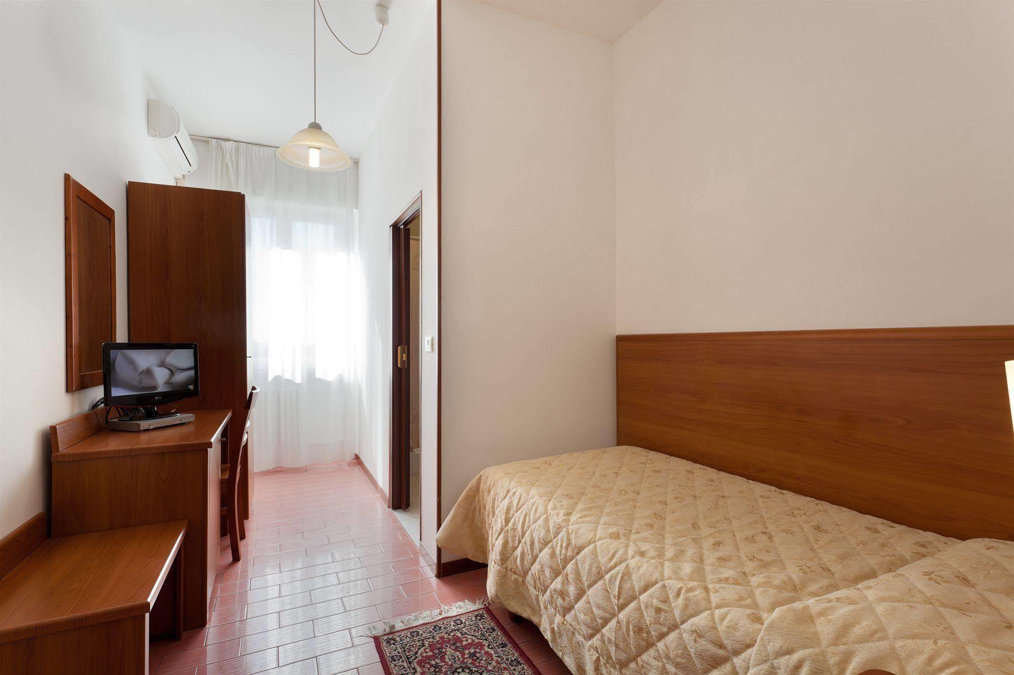 Parking Hotel Giardino Livorno Ngoại thất bức ảnh